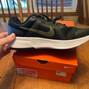 Nike Run Swift 2 men’s size 10 black with olive swoosh *new*